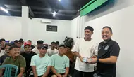 Chief Executive Officer (CEO) PSIS Semarang, Yoyok Sukawi, saat memberikan bonus berupa uang tunai sebesar Rp300 juta kepada sang kapten, Septian David Maulana, seusai menang atas RANS Nusantara FC. (DOK PSIS)