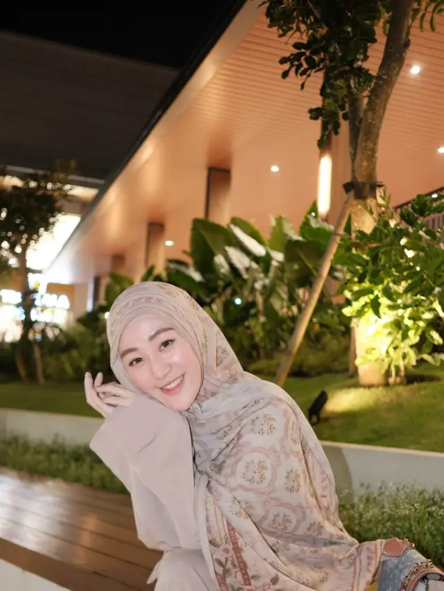 Potret Larissa Chou Menawan dengan Hijab Motif
