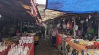 Potret kondisi pada siang hari di pelataran Pasar Jombang, Tangerang Selatan. setelah hiruk pikuknya pembeli di Pagi hari (Photo : Satria Aji saputra)