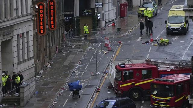 Lokasi kejadian mobil menabrak pejalan kaki di dekat Gedung Liver selama parade kemenangan Liverpool, Senin (26/5/2025).