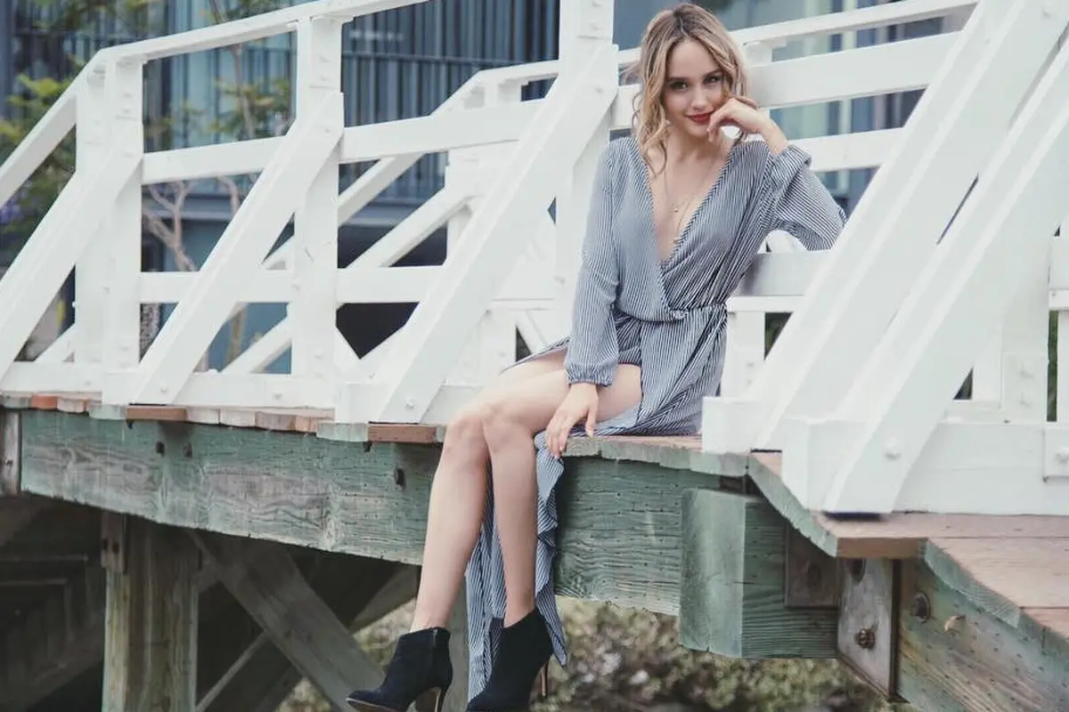 [Bintang] Pamer Paha Mulus, Ini 5 Outfit Andalan Si Cantik Cinta Laura