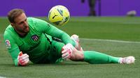 Jan Oblak. Kiper Slovenia berusia 28 tahun ini didatangkan Atletico Madrid dari Benfica pada musim 2014/2015 dengan harga 16 juta euro. Total hingga musim lalu telah tampil dalam 303 laga. Musim lalu dinobatkan sebagai pemain terbaik LaLiga musim 2020/2021. (Foto: AFP/Javier Soriano)