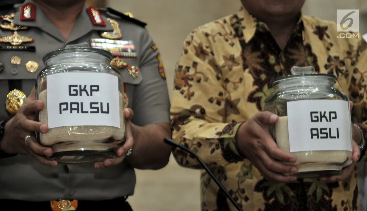 Karo Penmas Divisi Humas Polri Brigjen (Pol) Dedi Prasetyo (kiri) dan Dirut PTPN X Dwi Satriyo menunjukkan gula palsu dan asli saat rilis kasus penyalahgunaan distribusi gula kristal rafinasi ke konsumen akhir sebagai gula kristal putih di Jakarta, Senin (5/8/2019). (merdeka.com/Iqbal S. Nugroho)