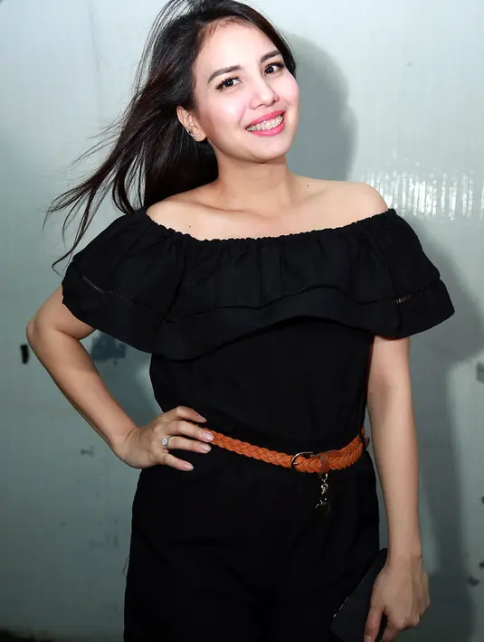 Suaminya juga melarang Tya melakukan pekerjaan yang berat-berat demi menjaga kehamilannya. (Deki Prayoga/Bintang.com)