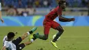 Pemain Portugal,  Edgar Le dihadang pemain Argentina, Alexis Soto pada laga grup D Olimpiade Rio 2016 di Olympic Stadium, Rio de Janeiro, (5/82016) dini hari WIB. (AP Photo/Leo Correa)