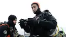 Yasuo Takamatsu (kanan) mendengarkan arahan instruktur selam di perairan laut yang dingin di Onagawa Miyagi Jepang (2/03/2014) (AFP Photo/Toru Yamanaka).