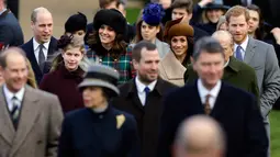 Pangeran William bersama sang istri, Kate Middleton serta Pangeran Harry dan sang tunangan, Meghan Markle menghadiri tradisi pelayanan gereja di hari Natal Kerajaan Inggris di Gereja St. Mary Magdalene, Sandringham, Senin (25/12). (AP/Alastair Grant)