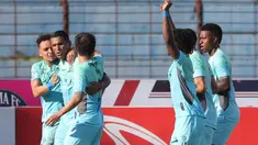 Tiga poin penuh dipetik Madura United setelah membekuk Arema FC dengan skor 2-0 dalam laga pekan ke-16 BRI Liga 1 2022/2023 yang berlngsung di Stadion Sultan Agung, Bantul, Yogyakarta, Selasa (20/12/2022) sore WIB. Dua gol Laskar Sappe Kerap masing-masing dicetak oleh Alberto Goncalves melalui eksekusi penalti pada amenit ke-54, serta Lulinha pada menit ke-68. Dengan hasil ini, Madura United yang kini mengoleksi 32 poin berhasil menggusur PSM Makassar dari puncak klasemen lewat keunggulan selisih gol. PSM sendiri belum memainkkan laga di pekan ke-16. (Bola.com/Ikhwan Yanuar)