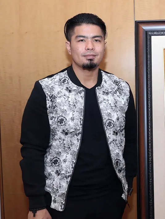 Giring Ganesha yang akan melanjutkan pendidikannya dikabarkan akan meninggalkan posisinya sebagai vokalis Nidji, dan nama Bams lah yang disebut menggantikannya. Mendengar hal ini, Bams pun membantahnya. (Deki Prayoga/Bintang.com)