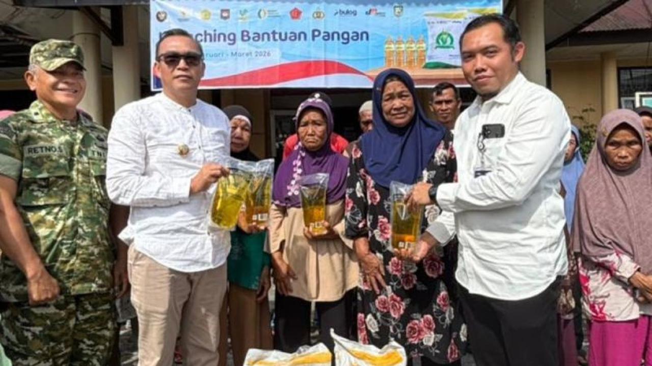 Bulog Salurkan Bantuan Pangan di Kepahiang, 18.248 Warga Terima Beras dan Minyak Goreng
