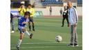  Zinedine Zidane melihat seorang anak menendang bola di Stadion Seoul, Korea Selatan, (30/10/2009). Zidane hadir sebagai duta kompetisi sepak bola Danone. (EPA/Yonhapnews Agency)