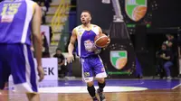 Pemain asing Satria Muda Pertamina, Kevin Bridgewaters, saat mengadapi Garuda Bandung di GOR C-Tra Arena, Minggu (17/12/2017)