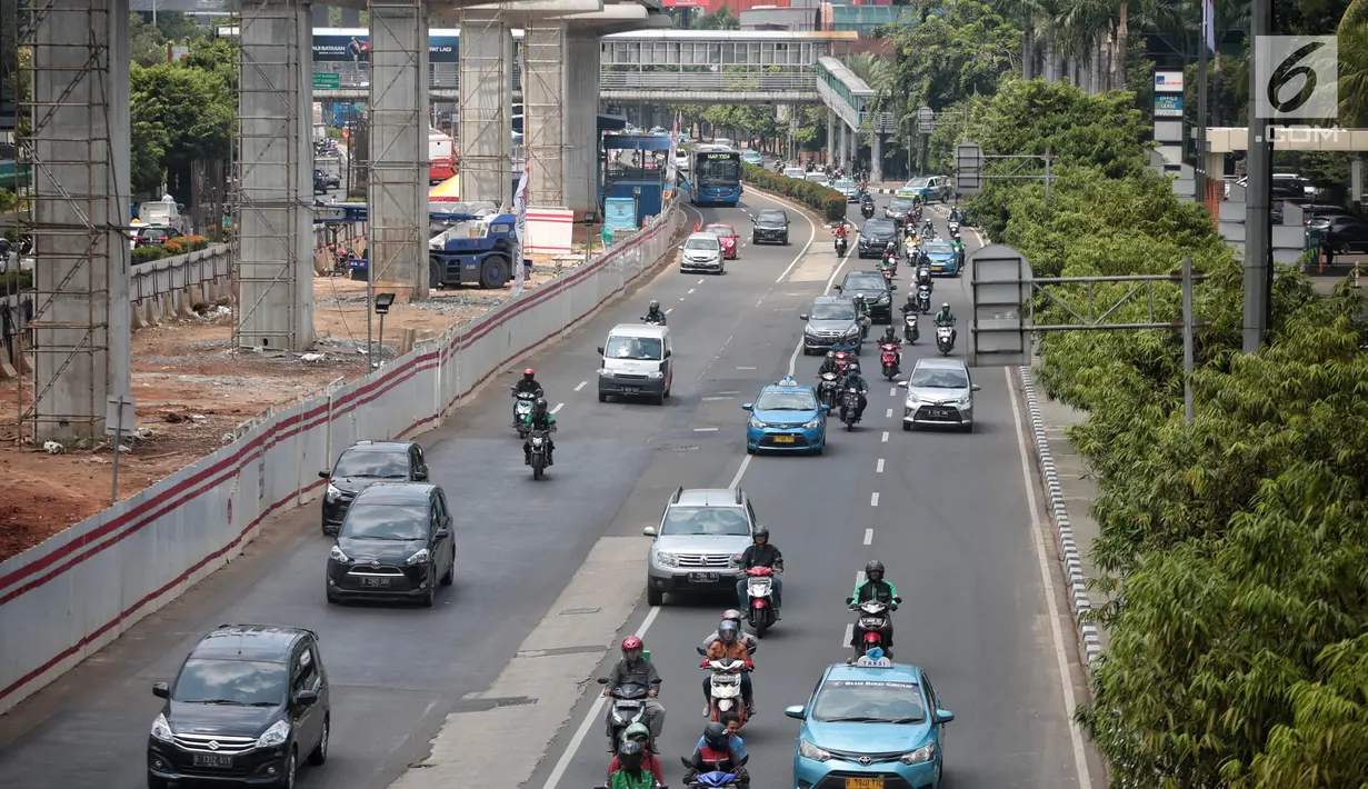Sejumlah kendaraan melintas di Jalan HR Rasuna Said, Jakarta, Selasa (4/9). Pemprov DKI bakal menerapkan kawasan ganjil-genap selama 15 jam yang akan menjadi tempat lintas Electronic Road Princing(ERP) atau jalan berbayar. (Liputan6.com/Faizal Fanani)
