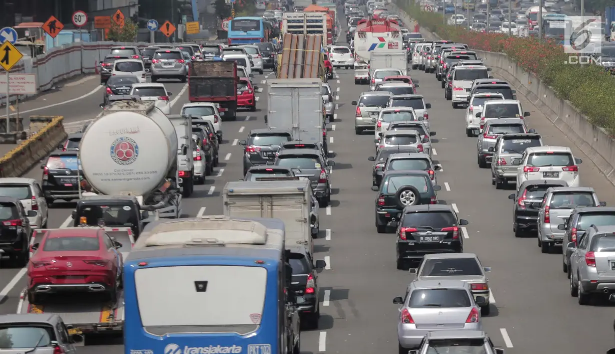 Sejumlah kendaraan terjebak kemacetan di Tol Jagorawi, Jakarta, Sabtu (6/7/2019). Direktur Eksekutif KPPB Ahmad Safruddin menilai pembatasan kendaraan pribadi melintas di ruas-ruas tertentu perlu diintensifkan untuk membantu mengurangi polusi udara. (Liputan6.com/Faizal Fanani)