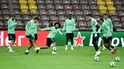 Bek Real Madrid Marcelo (tengah) bersama rekan-rekannya berlatih jelang menghadapi Galatasaray pada pertandingan Grup A Liga Champions di kompleks olahraga TT Ali Samiyen, Istanbul, Turki, Senin (21/10/2019). (Ozan KOSE/AFP)