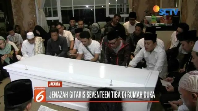 Jenazah Herman Seventeen tiba di rumah duka di Pancoran, Jakarta Selatan. Rencananya jenazah akan dimakamkan di Maluku Utara.