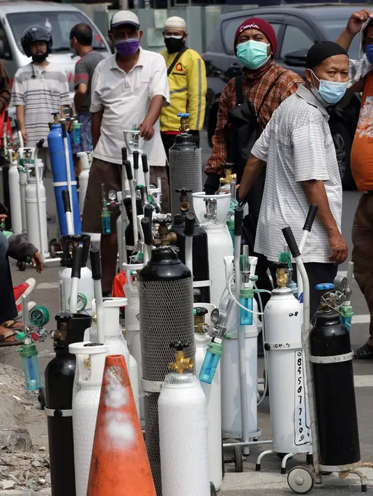 Antrean warga bersama tabung oksigen medis di sekitar kios pengisian ulang Medical Oxygen di Jalan Minangkabau Timur, Jakarta, Senin (5/7/2021). Permintaan kebutuhan oksigen medis kian meningkat seiring naiknya kasus orang terkonfirmasi positif COVID-19. (Liputan6.com/Helmi Fithriansyah)