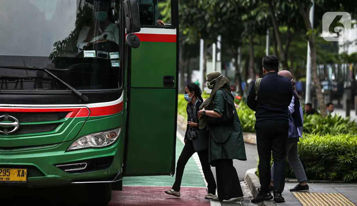 <p>Sejumlah pekerja menaiki bus usai bekerja di Jalan Jenderal Sudirman, Jakarta, Selasa (10/5/2022). Pemerintah mengimbau masyarakat menerapkan bekerja dari rumah atau work from home (WFH) selama satu hingga dua pekan ke depan untuk mengantisipasi penyebaran virus corona COVID-19 usai libur Lebaran 2022. (Liputan6.com/Faizal Fanani)</p>