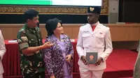 Saat Paskibraka Nasional 2019 dari Papua, Carolus Keagop Kateyau bertemu langsung dengan Jenderal TNI Hadi Tjahjanto saat berkunjung ke Mabes TNI di Cilangkap, Jakarta Timur (Liputan6.com/Aditya Eka Prawira)