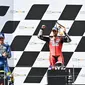 Pembalap Ducati, Andrea Dovizioso, melakukan selebrasi usai menjuarai balapan MotoGP Austria di Sirkuit Red Bull Ring, Minggu (16/8/2020). Dovizioso finis pertama dengan catatan waktu 28 menit 20,853 detik. (AFP/Joe Klamar)