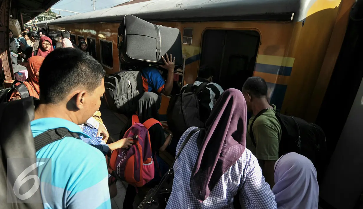 Sejumlah pemudik Lebaran saat masuk ke dalam kereta di Stasiun Senen, Jakarta, Kamis (30/6). H-7 jelang Hari Raya Lebaran Stasiun Senen mulai dipadati warga yang ingin berlebaran bersama keluarga di kampung halaman. (Liputan6.com/Yoppy Renato)