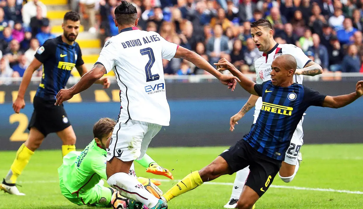Gelandang Inter Milan, Joao Mario, berusaha membobol gawang Cagliari pada laga Serie A di Stadion San Siro, Milan, Minggu (16/20/2016). Inter Milan kalah 1-2 dari Cagliari. (EPA/Matteo Bazzi)