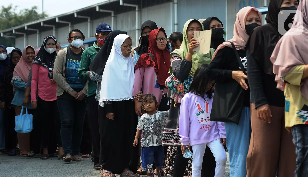 Sementara itu, Presiden Joko Widodo atau Jokowi juga telah memastikan Bulog memiliki stok beras sebanyak 1,5 juta ton dan masih cukup untuk memenuhi kebutuhan masyarakat. (merdeka.com/Imam Buhori)
