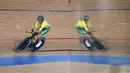 Atlet balap sepeda asal Australia, Paige Greco melewati bayangannya saat berkompetisi pada nomor C1-3, 3000 m pursuit putri Paralimpiade Tokyo 2020 di Izu, Jepang, Rabu (25/8/2021). Paige Greco keluar sebagai peraih medali emas pertama di Paralimpiade Tokyo 2020. (Thomas Lovelock for OIS via AP)