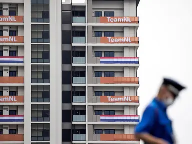 Bendera dan spanduk tim Belanda terlihat di sebuah gedung di kawasan wisma atlet Olimpiade dan Paralimpiade Tokyo 2020, di Tokyo pada Rabu (14/7/2021). Olimpiade Tokyo 2020 bakal berlangsung di Jepang selama 17 hari mulai 23 Juli hingga 8 Agustus 2021.  (Behrouz MEHRI / AFP)