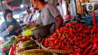 Cabai rawit dijual di Pasar Kebayoran, Jakarta, Selasa (7/3/2023). Harga cabai rawit merah di DKI Jakarta terpantau naik sudah menembus Rp 100 ribu per kilogram. (Liputan6.com/Angga Yuniar)