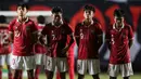 Tangis haru tumpah di kubu Timnas Indonesia U-16 usai memastikan diri lolos ke final Piala AFF U-16 2022 dengan menumbangkan Myanmar via adu penalti di Stadion Maguwoharjo, Sleman, Rabu (11/8/2022) malam WIB. Berikut beberapa momen yang menggambarkan tangis bahagia skuat Garuda Asia usai laga tersebut. (Bola.com/Bagaskara Lazuardi)