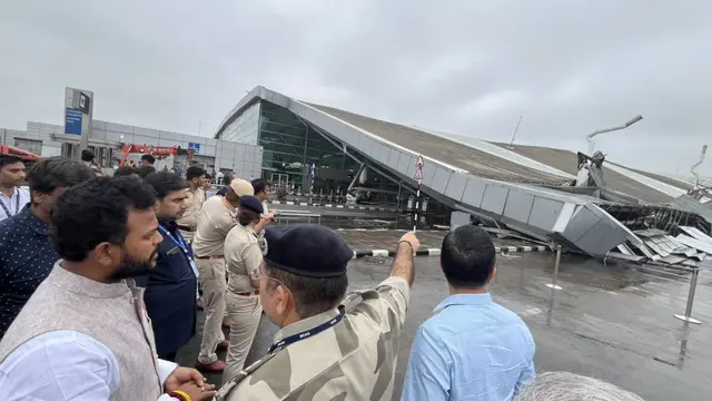 Atap runtuh di Bandara Internasional Indira Gandhi di New Delhi, India. (X/@RamMNK)
