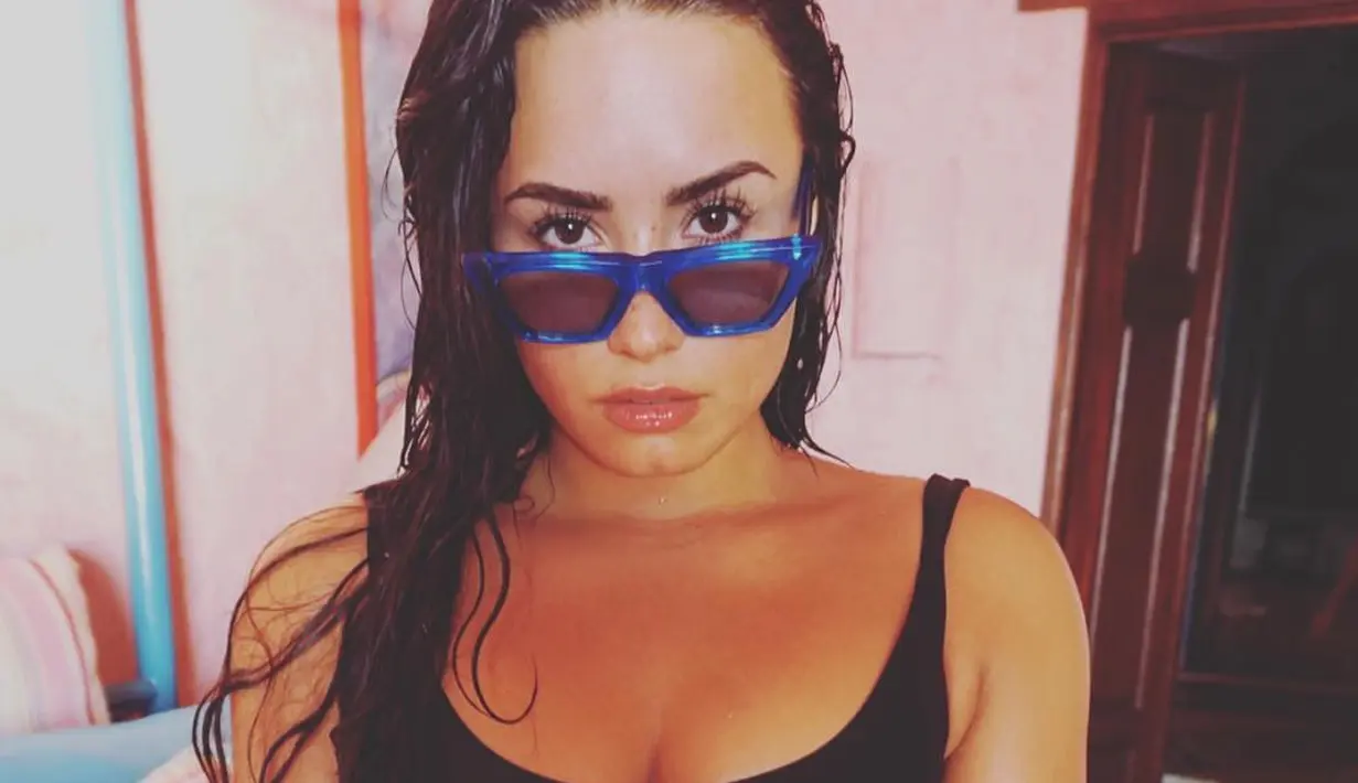 Dilansir dari People, Demi mengatakan bahwa ia seperti mendapatkan kekuatan dari tidak menghiraukan tanggapan negatif orang. (Instagram/ddlovato)