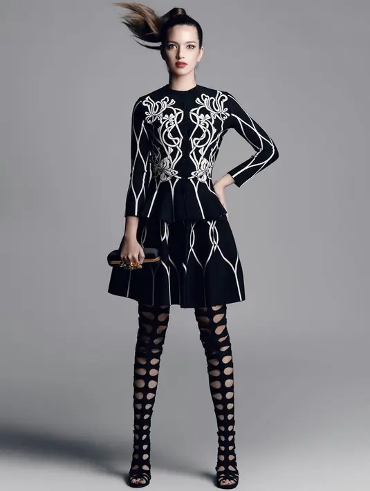 Tak memakai akseris tambahan, penampilan Nia Ramadhani dengan dress hitam bermotif putih ini menambah kesan elegan. Apalagi rambutnya yang dikuncir model ponytail ini membuat wanita 31 tahun tersebut kian menawan.(Liputan6.com/IG/@ramadhaniabakrie)