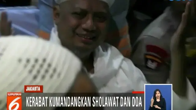 Arifin Ilham terlihat kondisinya mulai membaik dan terus memberikan senyum dari atas kursi roda sebelum dibawa ke dalam mobil ambulance.