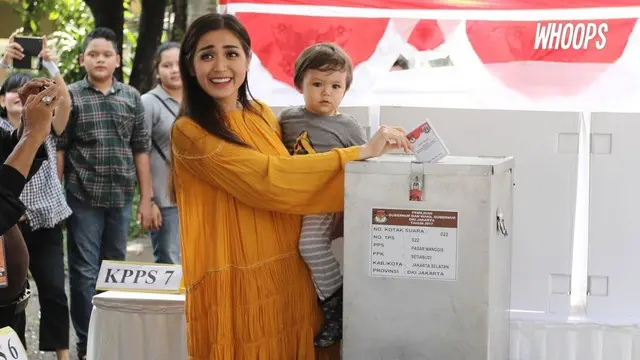 WHOOPS: Beri Contoh Anak, Jessica Iskandar Ajak El Barack ke TPS