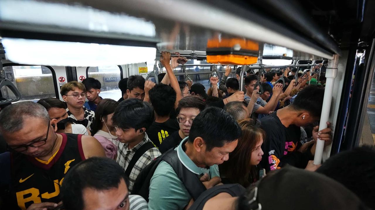 FOTO: Penumpang MRT Membludak Dampak Krisis BBM di Filipina
