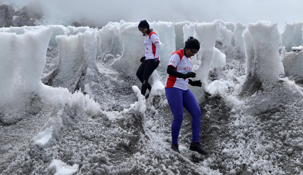 Dua orang pelari berpartisipasi dalam lomba maraton di Gunung Everest, Nepal, Minggu (29/5). Lomba maraton tahunan yang diikuti 150 peserta ini bentuk hormat pada Tenzing Norgay & Edmund Hillary sebagai pendaki pertama. (HO/HIMEX/AFP)