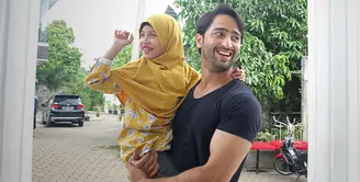 Shaheer Sheikh tidak hanya tampan dan piawai dalam berakting, namun juga baik hati seperti seorang malaikat. Di balik ketampanannya itu, Shaheer bersahabat dengan gadis kecil bernama Masyita. (Bambang E.Ros/Bintang.com)