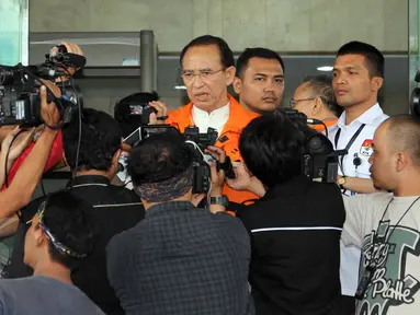 Mantan Menteri Agama Suryadharma Ali (SDA) memenuhi panggilan KPK, Jakarta, Senin (8/6/2015). SDA kembali diperiksa dalam kapasitasnya sebagai tersangka tindak pidana korupsi penyelenggaraan ibadah haji.  (Liputan6.com/Helmi Afandi)