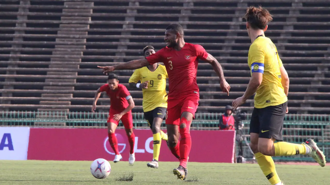 Striker Timnas Indonesia U-22, Marinus Wanewar, menggiring bola saat melawan Malaysia U-22 pada laga Piala AFF U-22 2019. (Bola.com/Zulfirdaus Harahap)