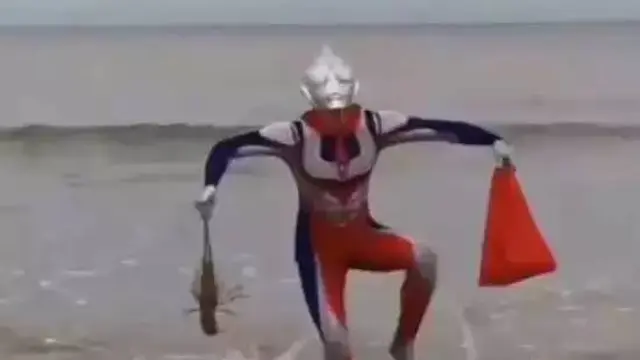 12 Potret Orang Pakai Kostum Ultraman di Tempat Umum Ini Kocak