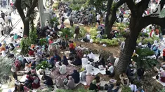 Massa aksi duduk-duduk beristirahat di taman pembatas Jalan Medan Merdeka Barat, Jakarta, Kamis (27/6/2019). Massa aksi berkumpul terkait pelaksanaan sidang putusan perselisihan hasil Pilpres 2019 di Gedung Mahkamah Konstitusi. (Liputan6.com/Helmi Fithriansyah)
