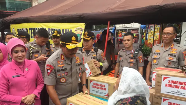 Kapolda Metro Jaya Berikan Bantuan ke Korban Banjir