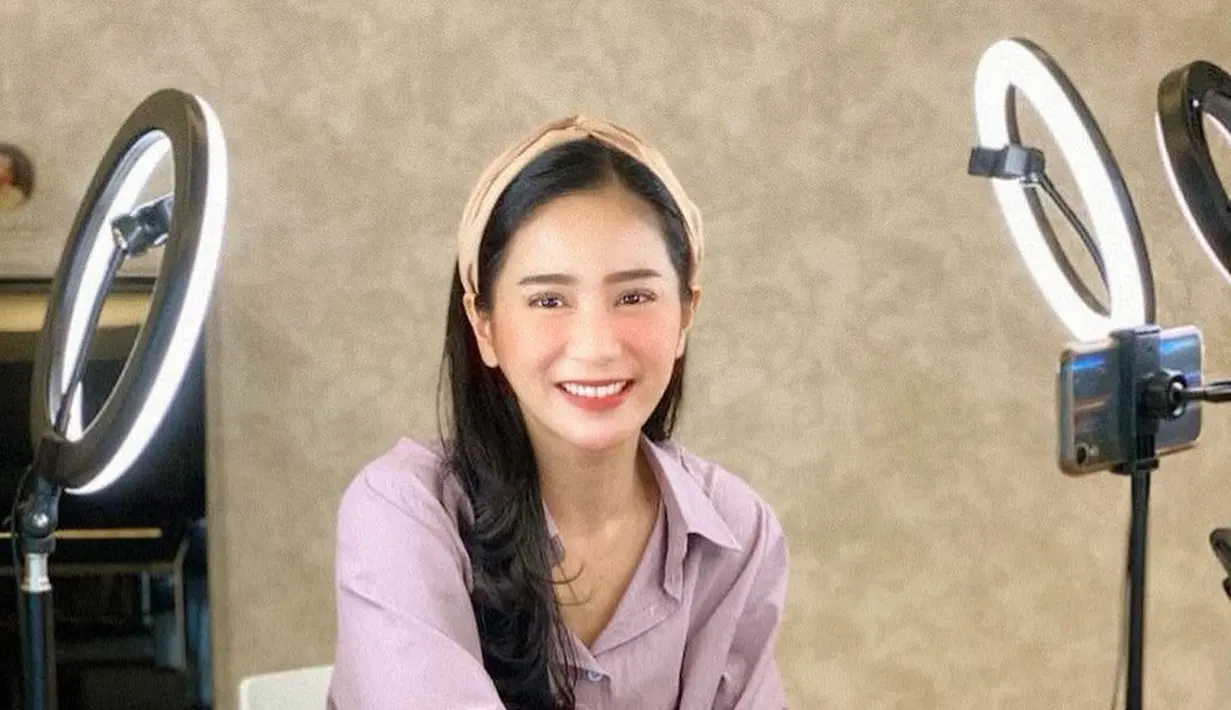 Meskipun tidak syuting, namun Bunga mengaku masih tetap produktif di tengah pandemi ini. Ia tetap mengurus bisnis dan selalu pergi ke kantor setiap harinya. Namun ia tetap merasa berbeda dengan di lokasi syuting. (Instagram/bungazainal05)