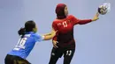 Pemain bola tangan putri Indonesia, Putri Dwi Merdekawati (kanan) berebut bola dengan Tsang Yuen Lam (Hong Kong) pada kualifikasi 7-8 Bola Tangan Putri Asian Games 2018 di Jakarta, Rabu (29/8). Indonesia menyerah 16-30. (Liputan6.com/Helmi Fithriansyah)