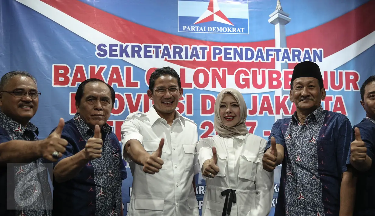 Balon Gubernur DKI Jakarta Sandiaga Uno (ketiga kiri) mengacungkan Jempol bersama pejabat terkait lainnya, DPD Demokrat, Jakarta, (22/4). Kedatangan Sandiaga Uno untuk menyerahkan formulir pendaftaran Balongub DKI 2017-2022. (Liputan6.com/Faizal fanani)