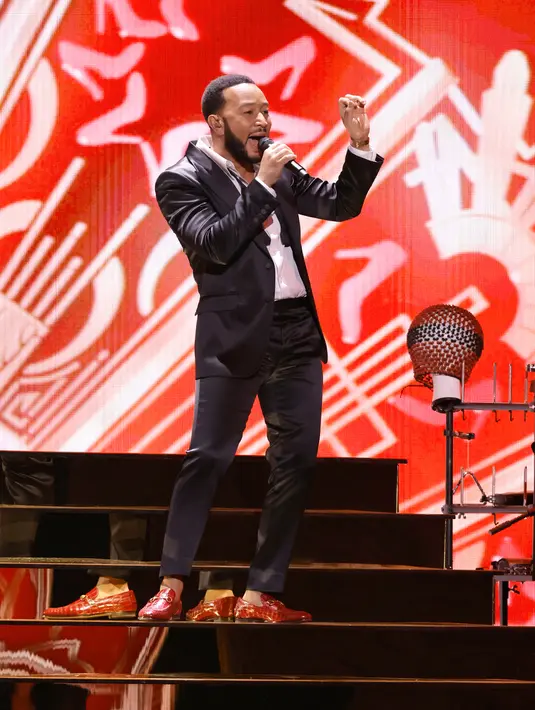 <p>John Legend tampil pada ajang penghargaan Latin Grammy Awards 2022 di Michelob Ultra Arena, Las Vegas, Nevada, Amerika Serikat, 17 November 2022. (Kevin Winter/Getty Images for The Latin Recording Academy/AFP)</p>