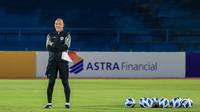 Pelatih Timnas Indonesia U-16, Nova Arianto, saat mendampingi latihan para pemainnya di Stadion UNS, Solo, Minggu (23/6/2024), jelang laga kontra Filipina pada lanjutan Grup A Piala AFF U-16 2024. (Bola.com/Radifa Arsa)