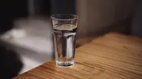 ilustrasi minum air putih di waktu yang tepat/unsplash